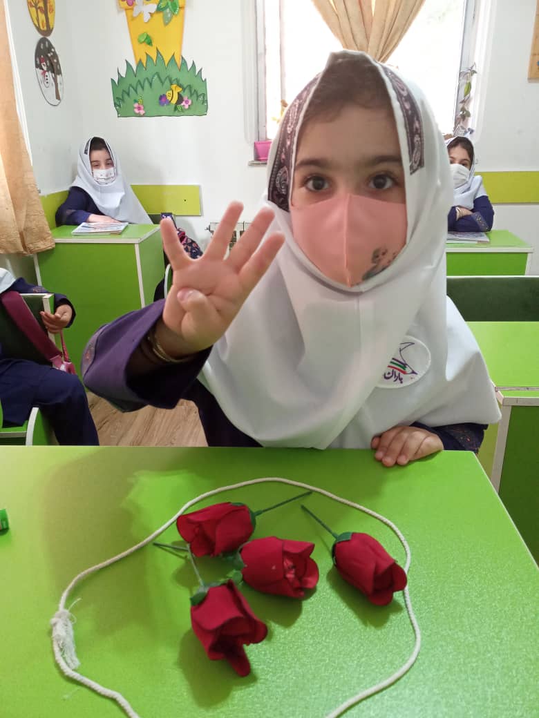 آموزش اعداد با استفاده از ابزار آموزشی در کلاس اول «ب» خانم صواب دوست